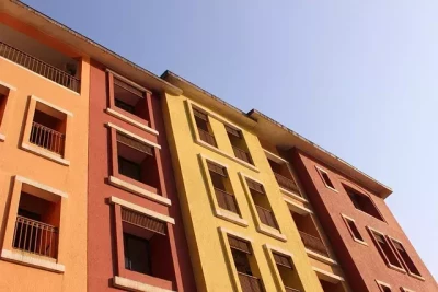 Több lakás épülhet, élénkülhet a kínálat